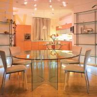 Стеклянный стол - яркий акцент в интерьере кухни